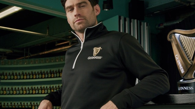 GUINNESSギネスビールダックジャケット刺繍ロゴグランジユニセックスカーキМ Guinness Black Quarter Zip Performance Top Official Merchandise